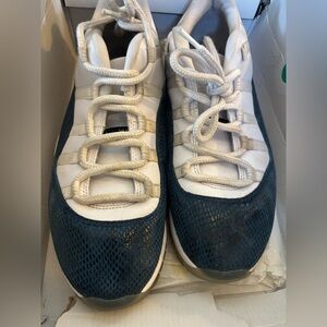 Air Jordan 11 retros low Blue snakeskin Jordan’s tennis shoes